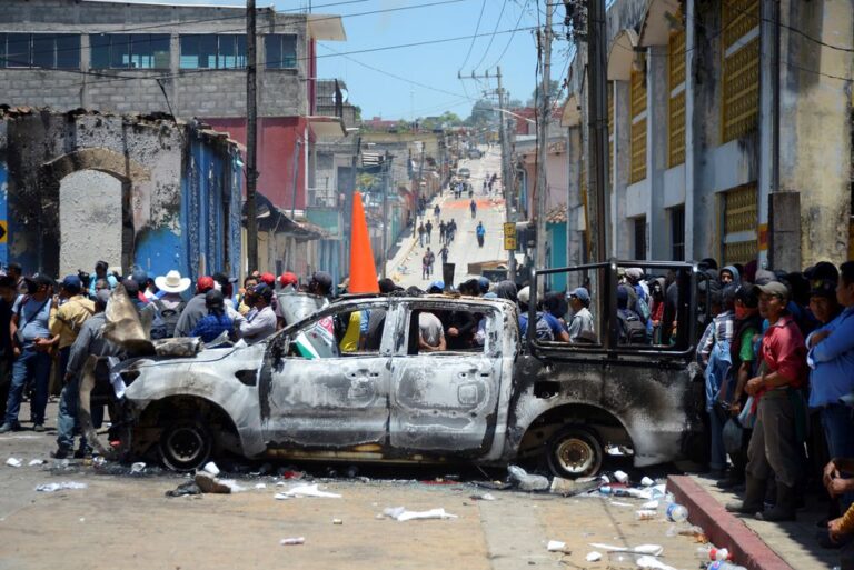 New Mexican vigilante group’s sympathizers set fire to government offices, businesses