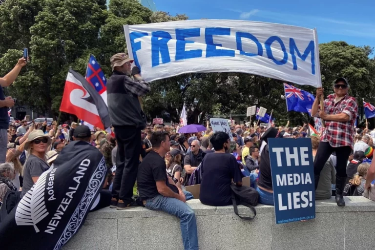 New Zealand: Thousands protest against compulsory COVID jabs